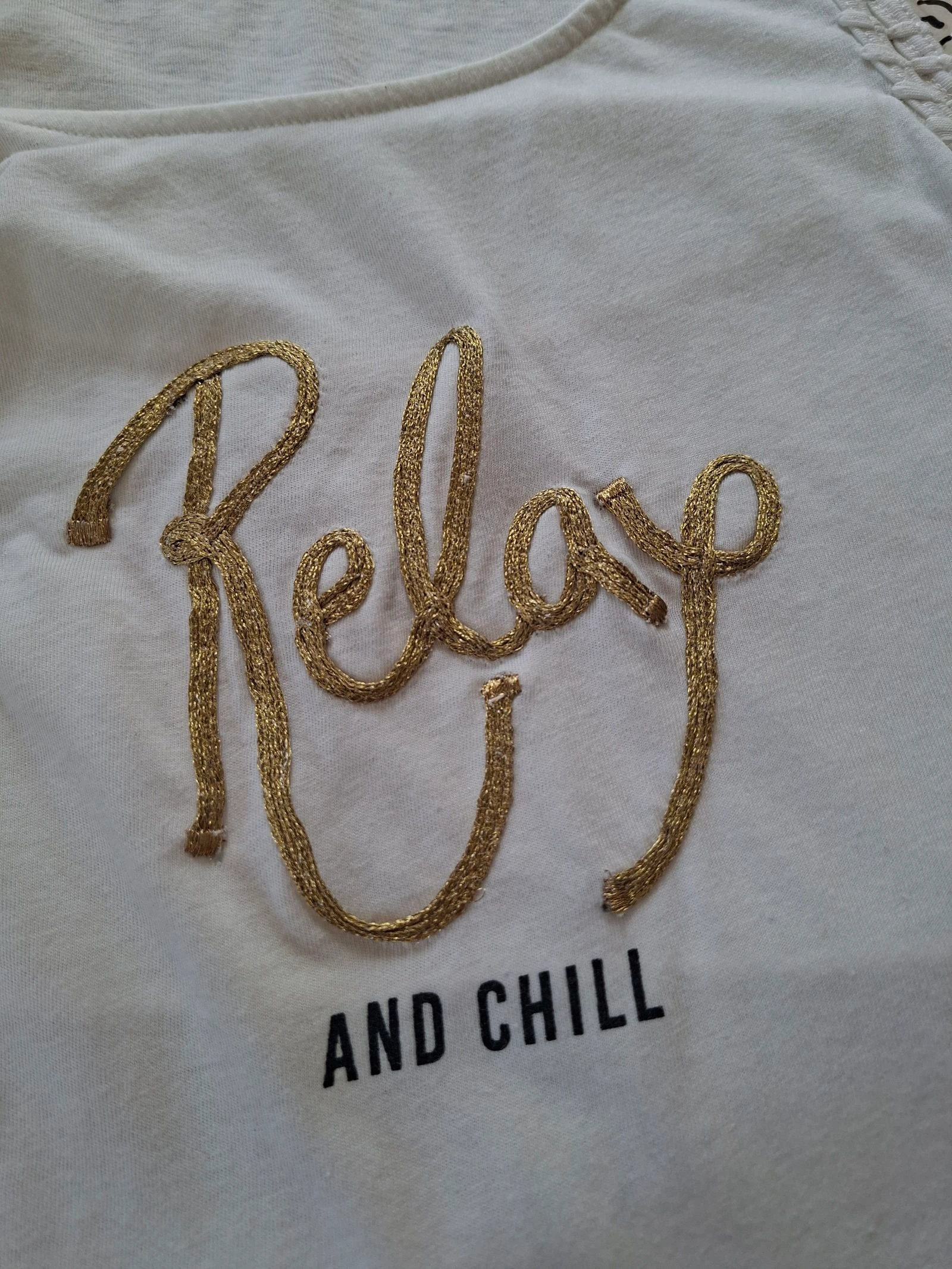 Top sem mangas Kiabi XS 14 anos branco Relax And Chill bordado dourado para menina verão – photo 2
